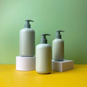 Chai nhựa chât liệu HDPE xanh tròn 200ml, 300ml, 500ml vòi nhấn xanh đậm trơn sử dụng nắp fi28