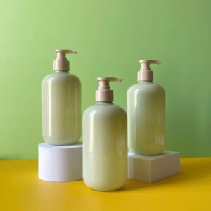 Chai nhựa chất liệu PET xanh tròn 500ml vòi nhấn nâu trơn sử dụng nắp fi28.