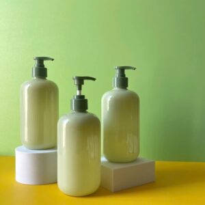 Chai nhựa chất liệu PET xanh tròn 500ml vòi nhấn xanh đậm trơn sử dụng nắp fi28.