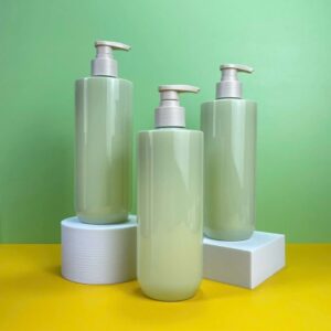 Chai nhựa chất liệu PET xanh vai ngang đế bầu 500ml vòi nhấn nâu trơn sử dụng nhấn fi28.