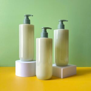 Chai nhựa chât liệu PET xanh vai ngang đế bầu 500ml vòi nhấn xanh đậm trơn sử dụng nắp fi28