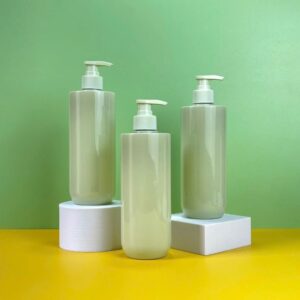 Chai nhựa chất liệu PET xanh vai ngang đế bầu 500ml vòi nhấn xanh trơn sử dụng nắp fi28