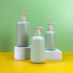 Chai nhựa HDPE xanh tròn 200ml, 300ml, 500ml vòi nhấn nhám nâu sử dụng nắp fi28